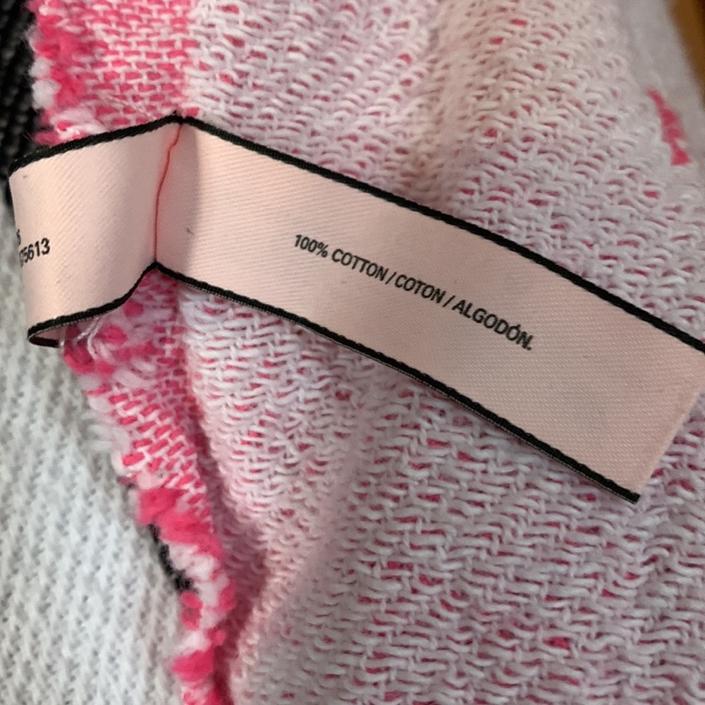 Victoria Secret blanket - Picture 4 of 6